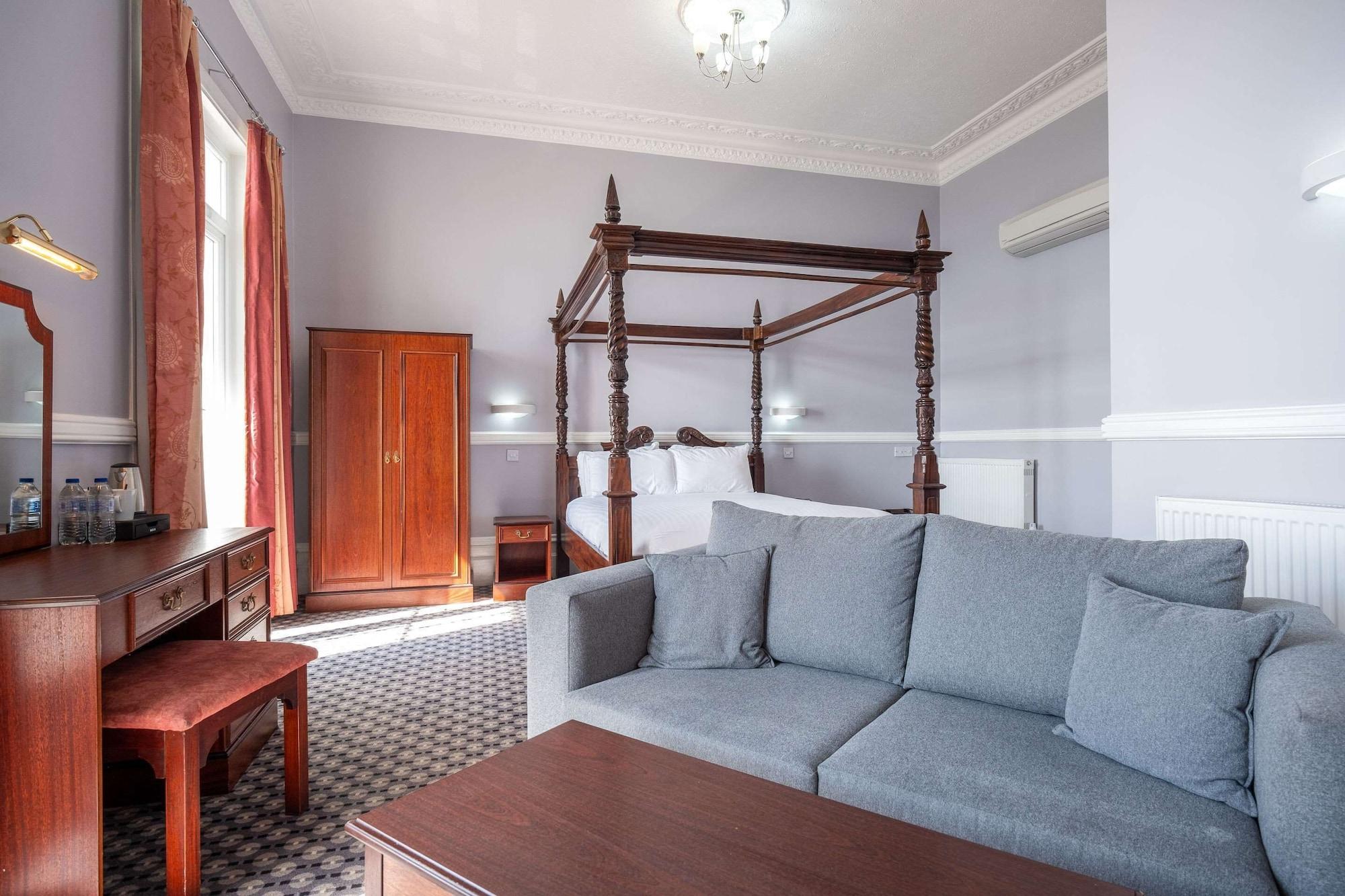 San Clu Hotel, Bar & Brasserie 3*